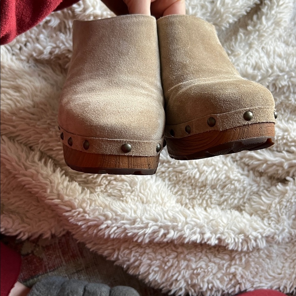 Kirk-Ease Women's Suede Clogs - Picture 3 of 4
